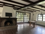 Gäste Raum mit Innenkamin und Terrasse - Exklusives Reitanwesen mit Therapiezentrum in der Lüneburger Heide