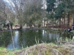 Teich mit Sitzplatz - Exklusives Reitanwesen mit Therapiezentrum in der Lüneburger Heide
