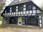 Haupthaus mit Außenkamin und Terrasse - Exklusives Reitanwesen mit Therapiezentrum in der Lüneburger Heide