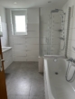 Badezimmer mit Dusche und Wanne - Mehrfamilienhaus mit 3 Wohnungen bei Alfeld -Mietrendite 8%