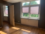 Wohnzimmer - Mehrfamilienhaus mit Werkstatt in Neustadt am Rügenberge