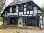 Haupthaus mit Außenkamin und Terrasse - Eine außergewöhnliche Immobilie. Eine außergewöhnliche Vision