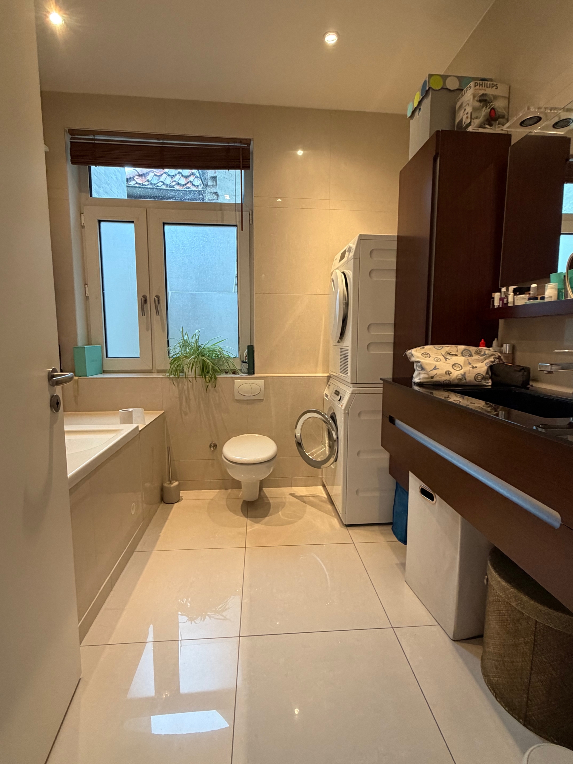 Badezimmer mit Fenster - Traumhafte Dachgeschoss-Maisonette Wohnung mit wunderbarer Dachterrasse direkt am Lindener Markt
