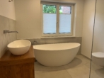 Badezimmer mit Wanne - Gehobene Erdgeschoss Eigentumswohnung mit Garten in Burgwedel