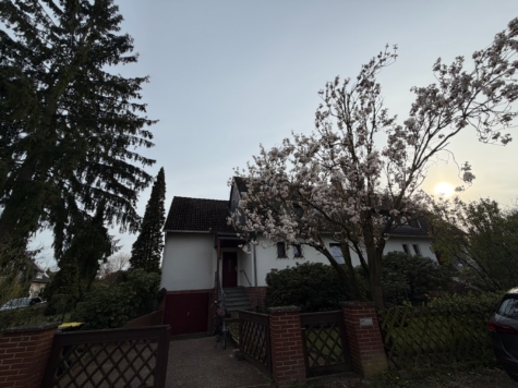 Charmantes Haus mit wundervollem Garten-Mitten in Isernhagen Süd, 30657 Hannover, Doppelhaushälfte