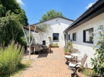 Sitzecke hinter dem Haus-Ki optimiert - Liebevolles Einfamilienhaus mit großem Grundstück in sehr ruhiger Lage Isernhagen K.B.
